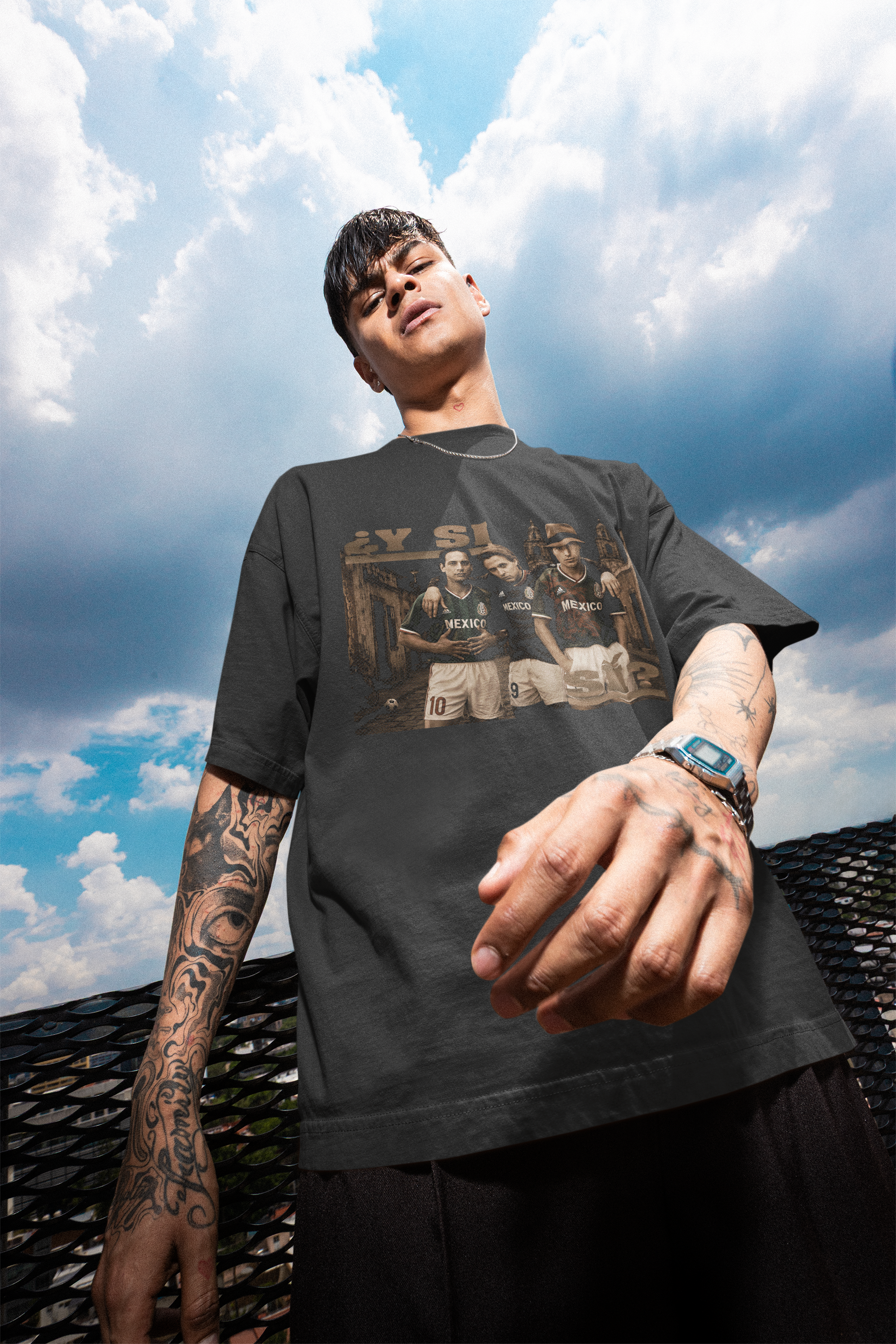 ¿Y SI SI? Mexico World Cup Tee - tattooed man wearing oversized tee against sky